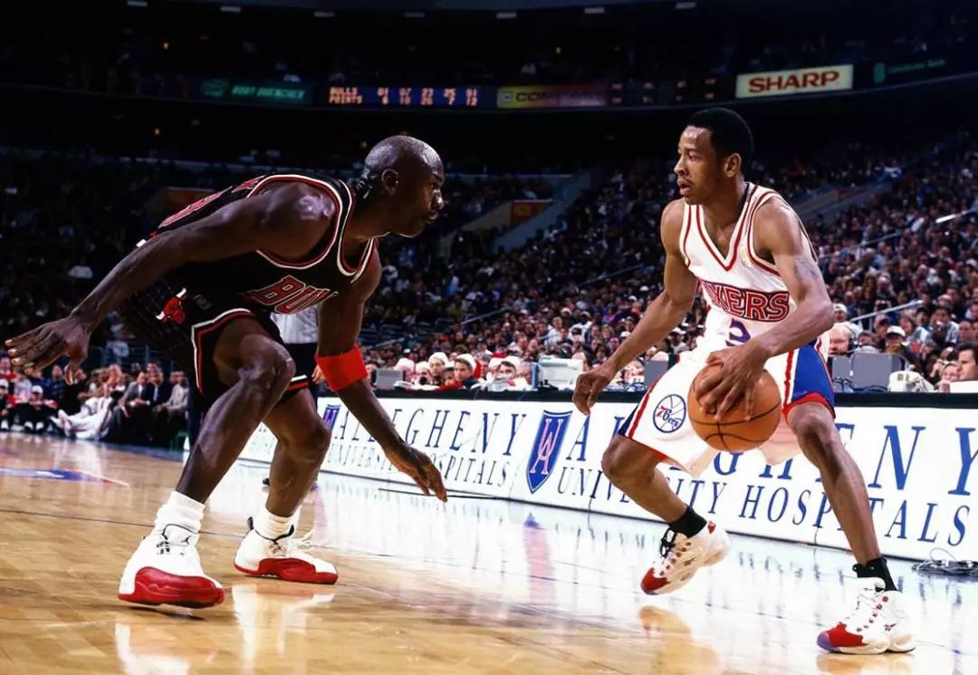 另一个半球的思念，奥斯卡晒出在家观看海港亚冠比赛照片